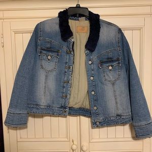 Levi’s Denim Jacket w/faux fleece collar